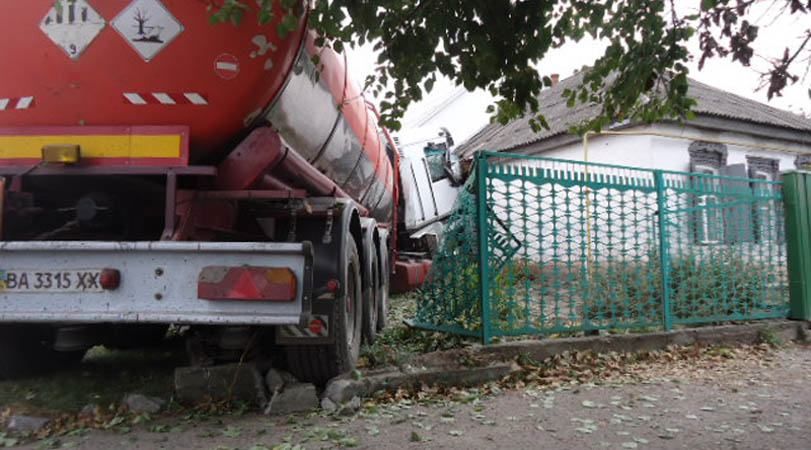 Незвична аварія у Кременчуці: вантажівка потрощила два будинки Незвична аварія у Кременчуці: вантажівка потрощила два будинки