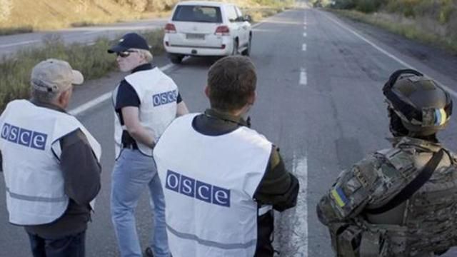На украино-российской границе на Донбассе зафиксировали фургоны похоронной фирмы