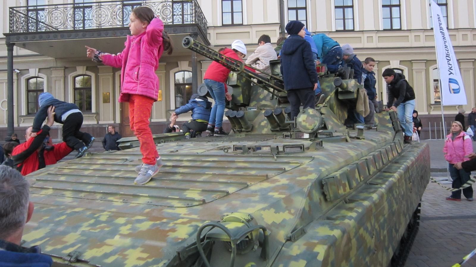 Діти "осідлали" новітню українську техніку на День Захисника України Діти "осідлали" новітню українську техніку на День Захисника України