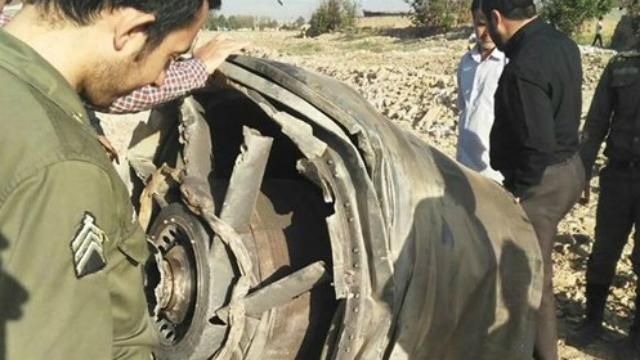 У самолета во время полета отвалилась часть двигателя У самолета во время полета отвалилась часть двигателя