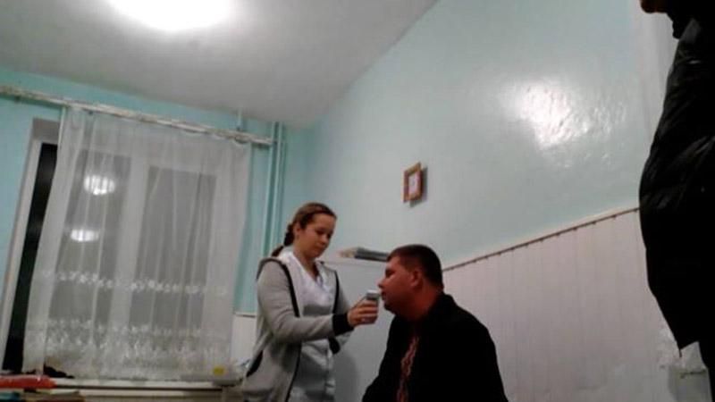 П'яного митника, який оскандалився на блокаді Криму, відсторонили від посади