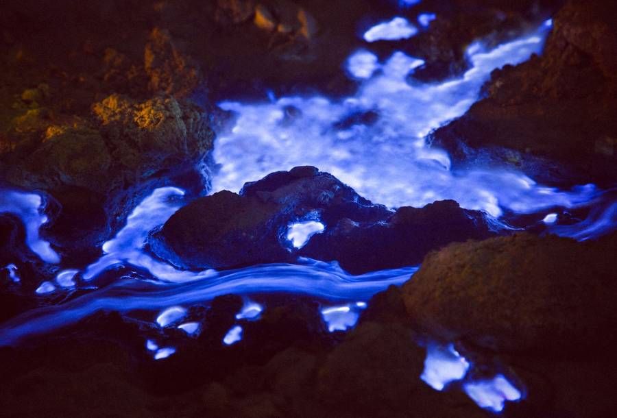 Вулкан в Індонезії вибухнув електрично-голубою лавою  