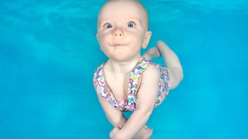 Кумедні гримаси юних пірнальників: як малюки вчаться плавати