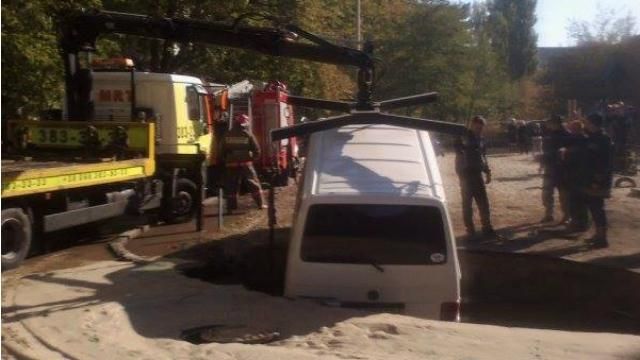Авто провалилось под землю в Киеве