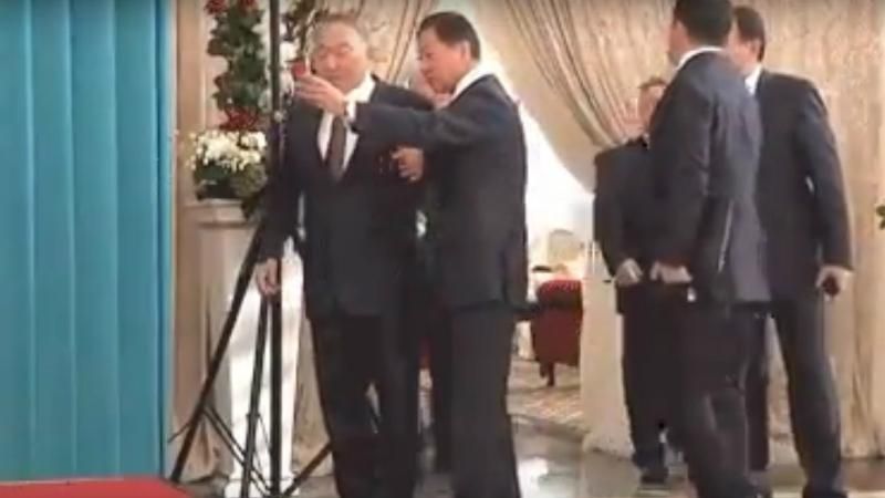 Президент Казахстана ловко уклонился от селфи: опубликовано видео Президент Казахстана ловко уклонился от селфи: опубликовано видео