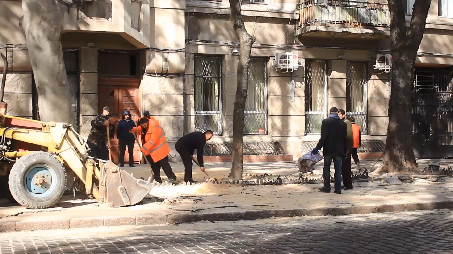 Поблизу дитячого майданчика обвалилась стіна Поблизу дитячого майданчика обвалилась стіна