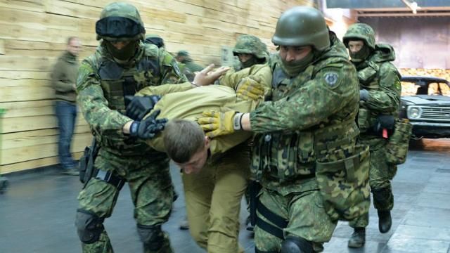 Турчинов показал, как будет выглядеть ударное подразделение новой полиции Турчинов показал, как будет выглядеть ударное подразделение новой полиции