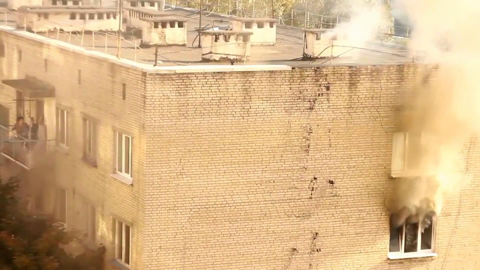 Чоловік ризикуючи життям, врятував дитину з палаючого будинку Чоловік ризикуючи життям, врятував дитину з палаючого будинку