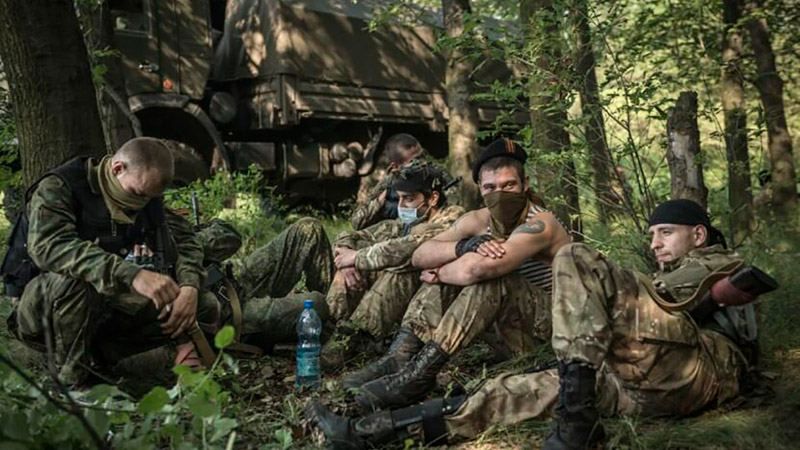 Террористы массово выбрасывают оружие, — штаб АТО Террористы массово выбрасывают оружие, — штаб АТО