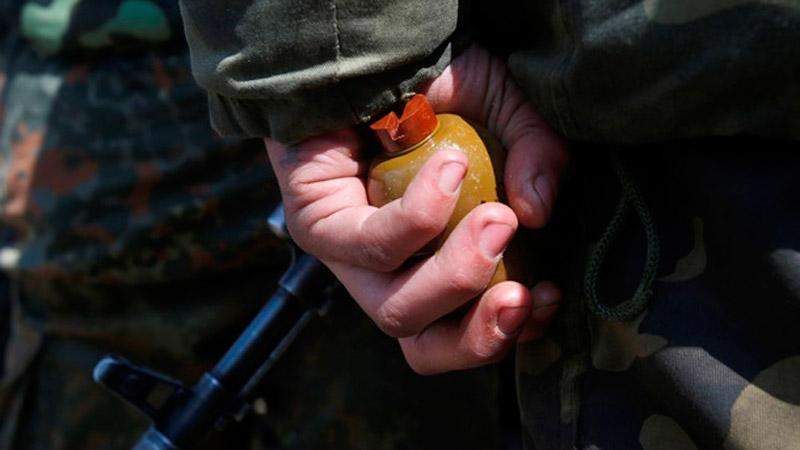 Военный угрожал гранатой в кафе