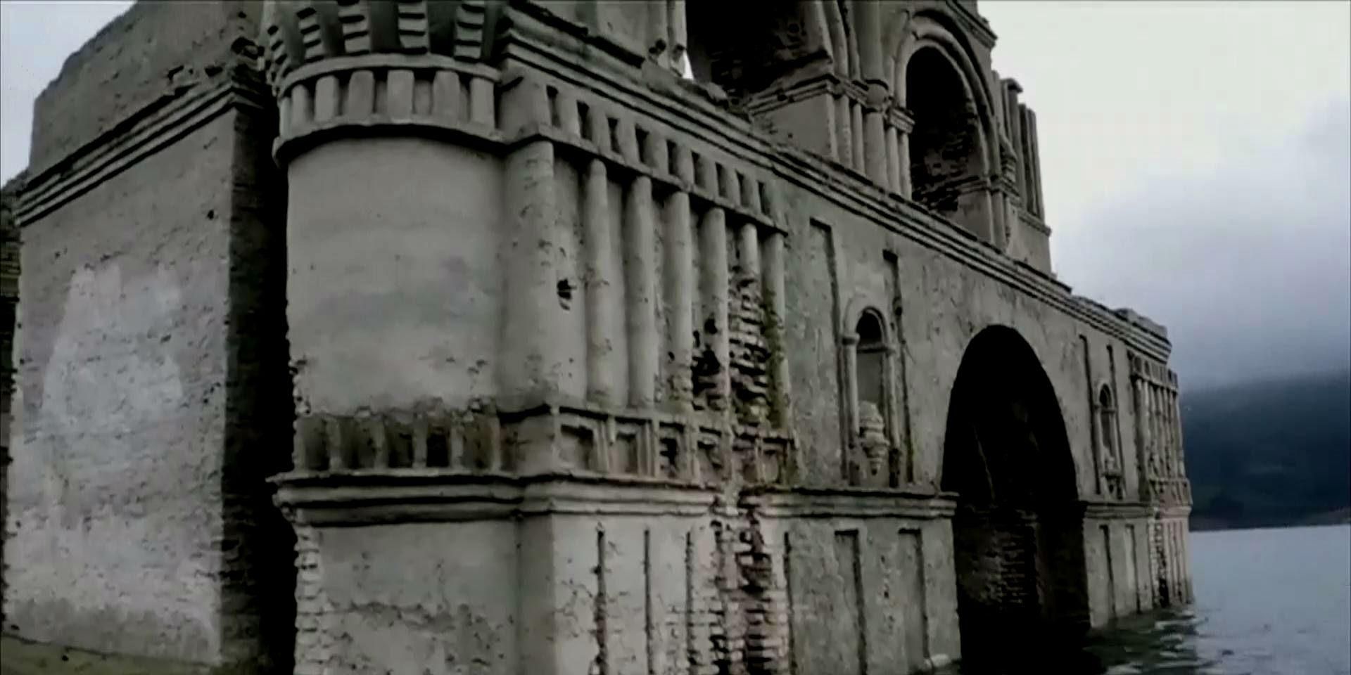 У Мексиці з води випливла старовинна церква У Мексиці з води випливла старовинна церква