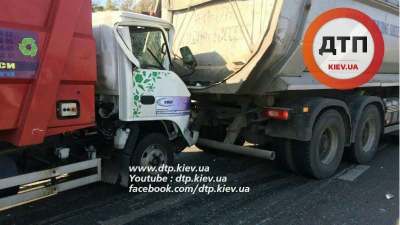 Масштабна аварія під Києвом: розбилися одразу 8 авто Масштабна аварія під Києвом: розбилися одразу 8 авто