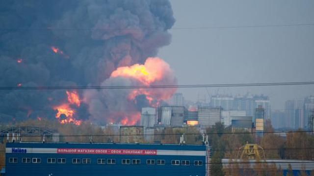 У Санкт-Петербурзі велика пожежа: свідки повідомляють про вибухи