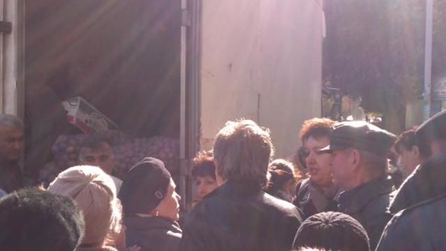 Партия бывших регионалов раздает днепропетровцам картофель Партия бывших регионалов раздает днепропетровцам картофель