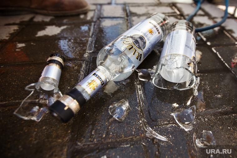 Грузовик с водкой перевернулся в России Грузовик с водкой перевернулся в России