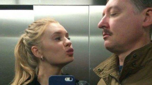 Слідами Медведєва. Терорист Гіркін у Москві робить селфі з коханою Слідами Медведєва. Терорист Гіркін у Москві робить селфі з коханою