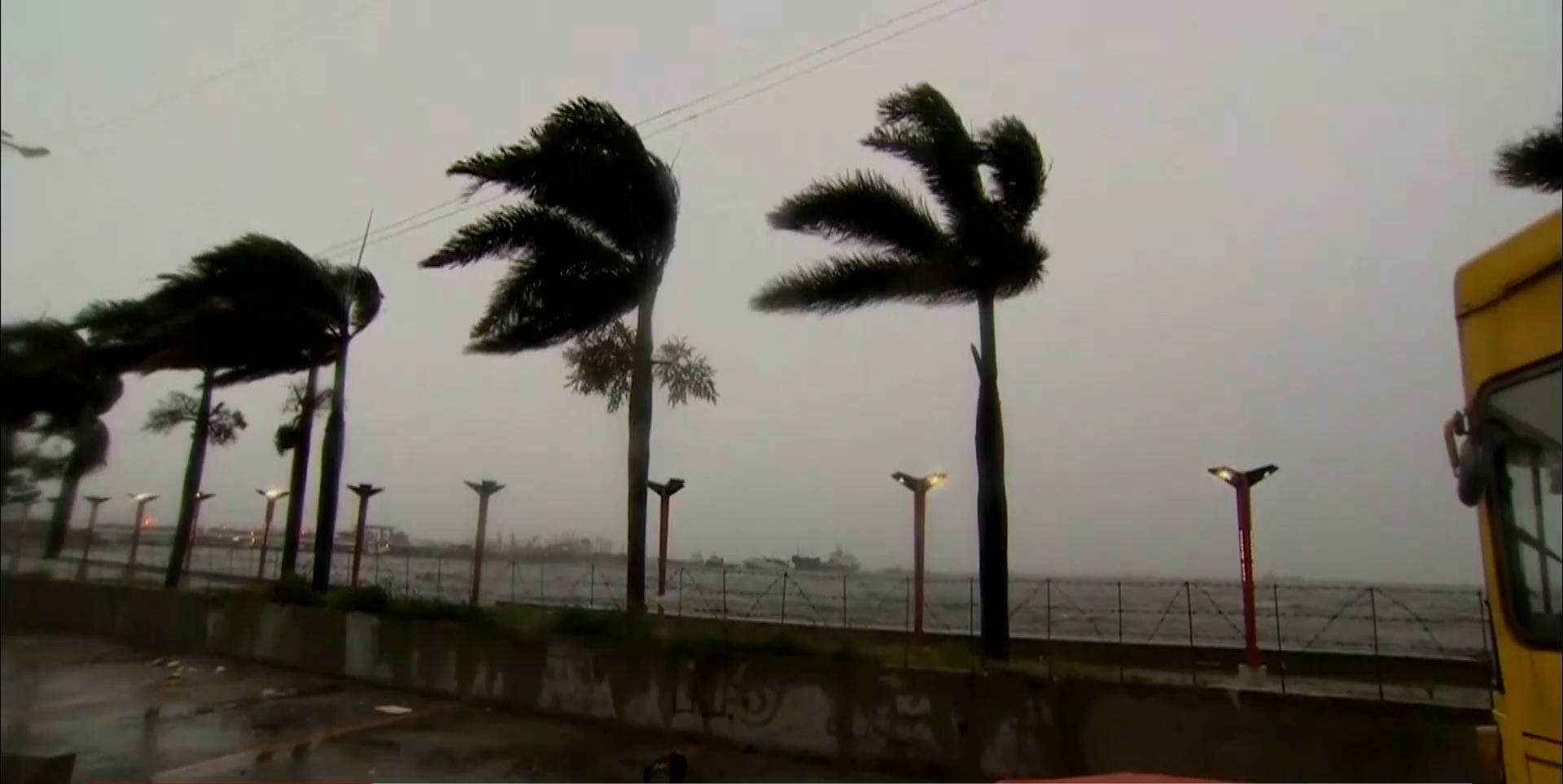 Тайфун на Філіппінах зупинив життя острова