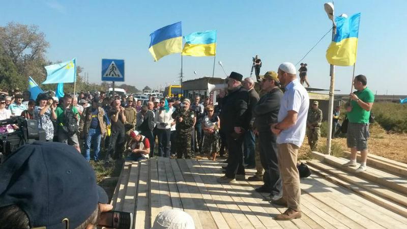 У Порошенка вимагають припинити постачання електроенергії у  Крим