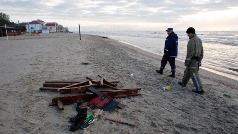 Спасатели до сих пор ищут одного пассажира утонувшего катера Спасатели до сих пор ищут одного пассажира утонувшего катера