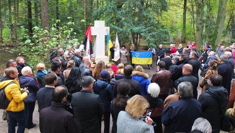 Пам'ятник Бандері у Мюнхені відновили і освятили