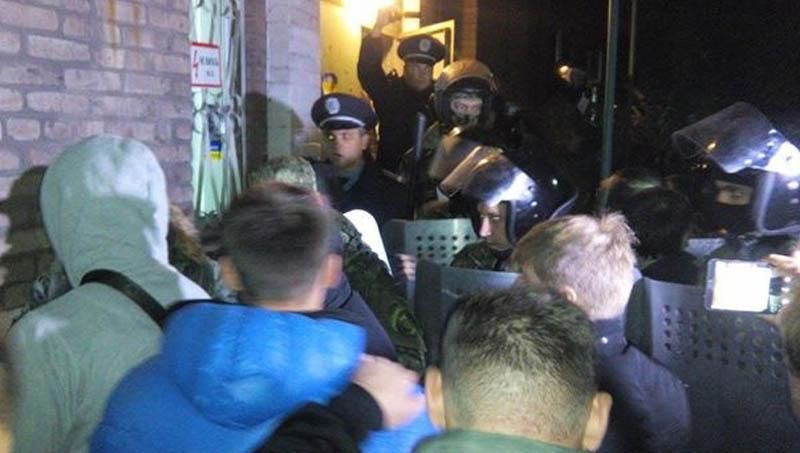 Учасники виборів у Маріуполі пішли на штурм друкарні Учасники виборів у Маріуполі пішли на штурм друкарні