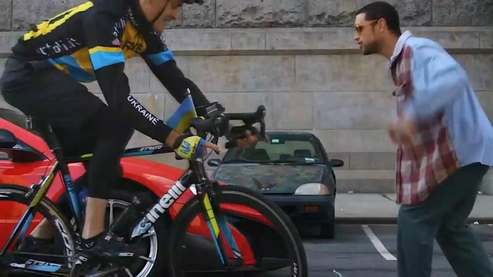 Велосипед і суперкар змагалися в Нью-Йорку Велосипед і суперкар змагалися в Нью-Йорку