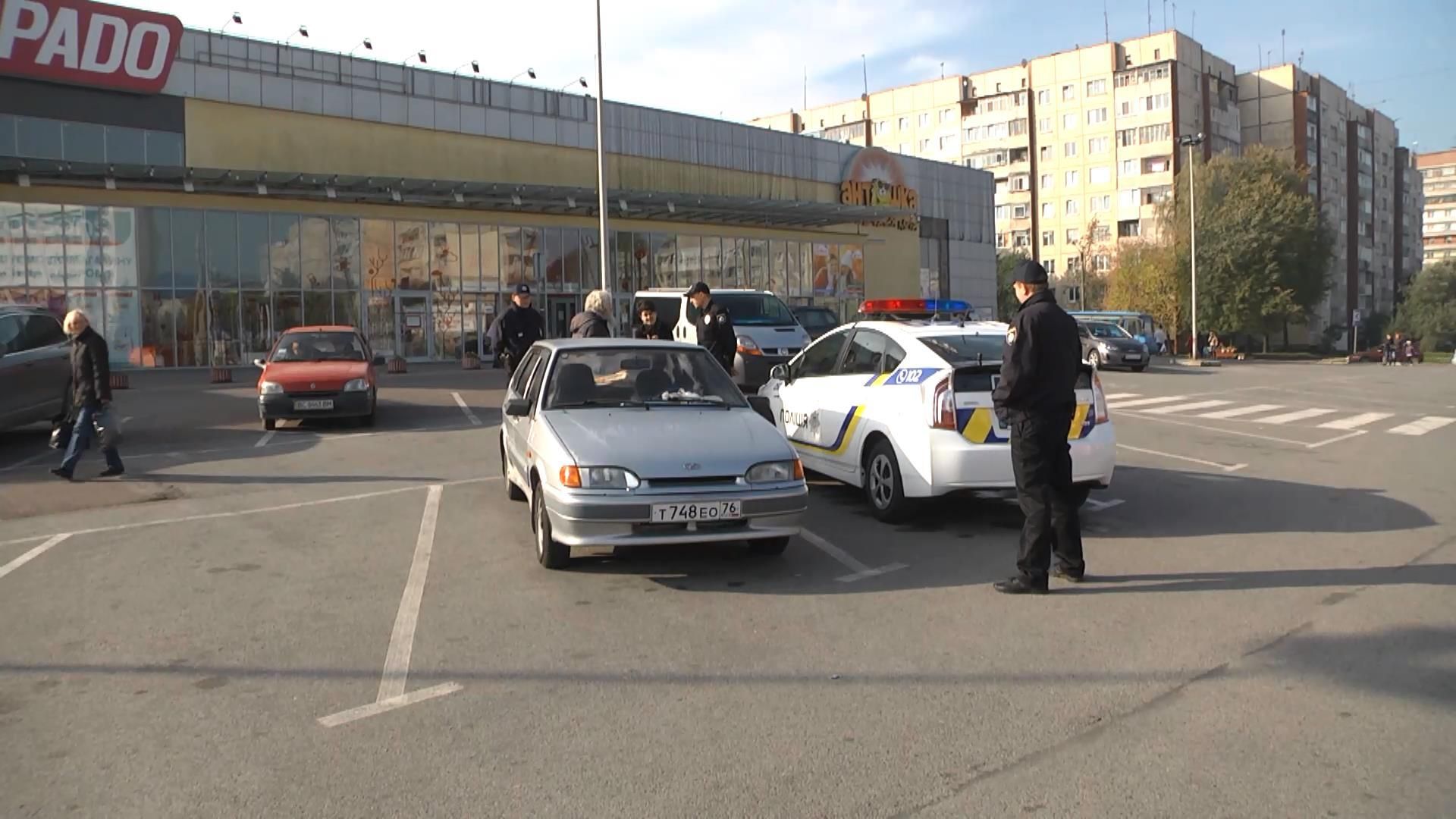 80-летний дедушка живет в машине, чтобы не видеть режима Путина 80-летний дедушка живет в машине, чтобы не видеть режима Путина