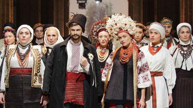 Український національний одяг на тижні моди – фото вражають  