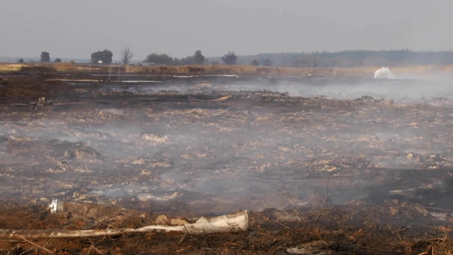 Пожежі на торфовищах не вщухають у п’яти областях Пожежі на торфовищах не вщухають у п’яти областях