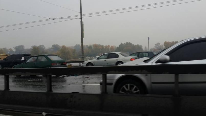 Массовое ДТП парализовало движение на Московском мосту в Киеве Массовое ДТП парализовало движение на Московском мосту в Киеве