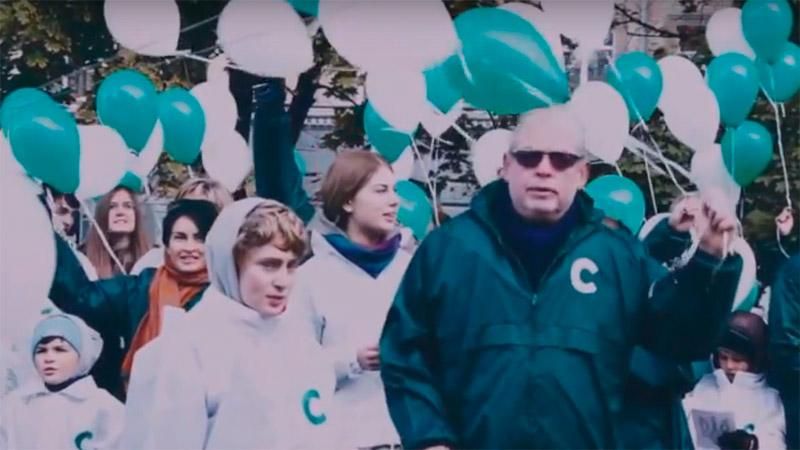 Возле военного госпиталя собрался двухтысячный флешмоб Возле военного госпиталя собрался двухтысячный флешмоб