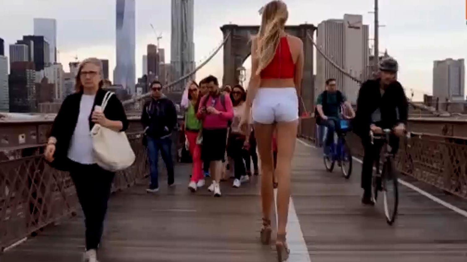 Двухметровая американка претендует на титул человека с самыми длинными ногами