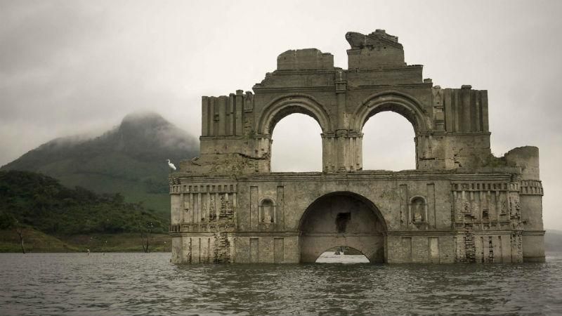 Стародавній храм несподівано виринув з-під води