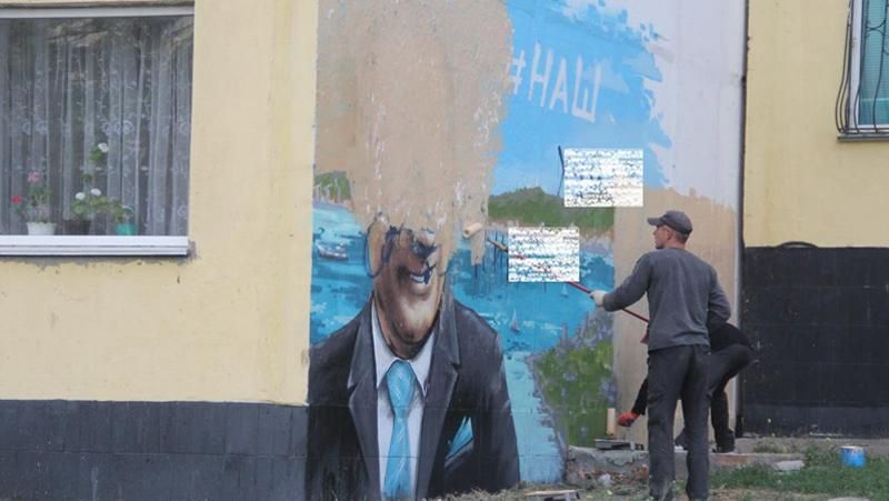 Портреты Путина в Керчи уничтожают друг за другом Портреты Путина в Керчи уничтожают друг за другом