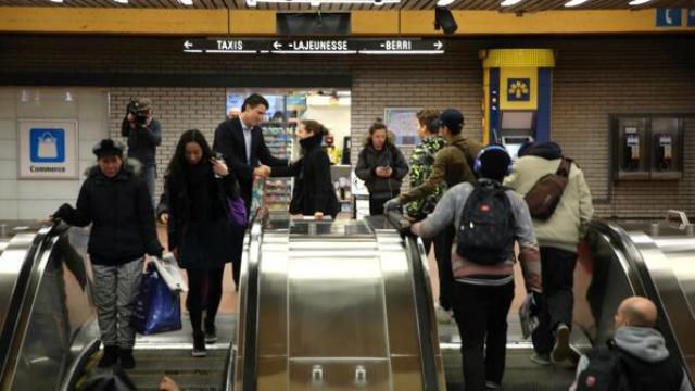 Новоизбранный премьер Канады спустился в метро: жал руки и делал селфи Новоизбранный премьер Канады спустился в метро: жал руки и делал селфи