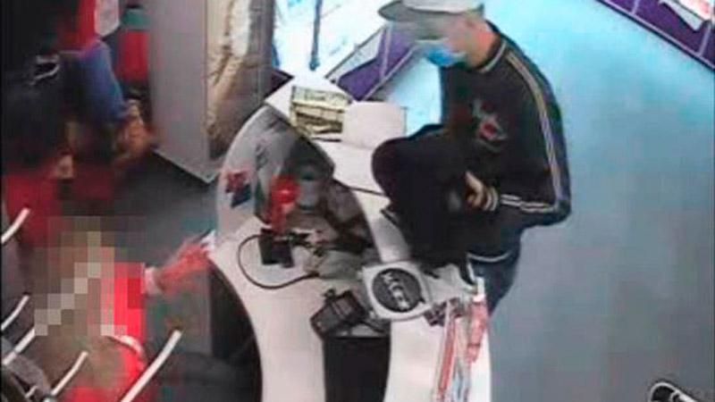 Озброєний студент "обчистив" магазин в Одесі Озброєний студент "обчистив" магазин в Одесі