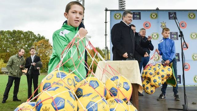 Порошенко показав, як вболіває за юних футболістів на Прикарпатті