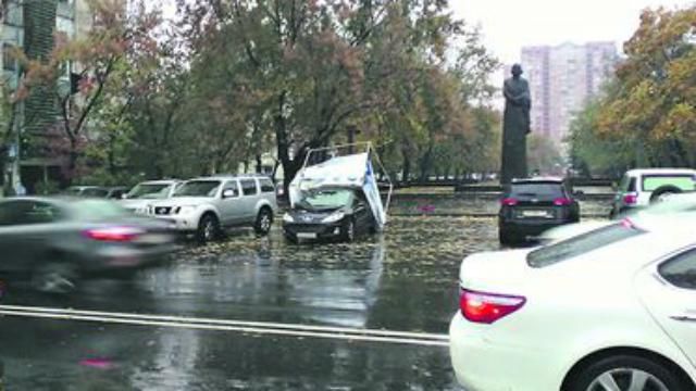 Вирвані дерева та аварії: шторм наробив проблем у Києві 