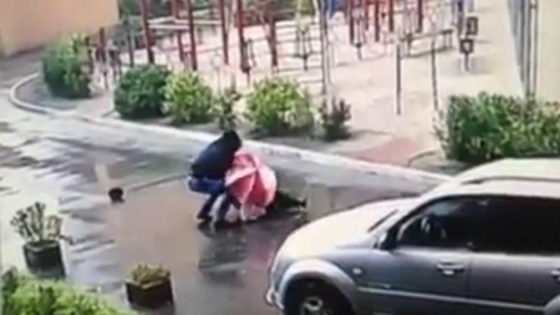 На жінку напали серед білого дня у Києві: опубліковане відео На жінку напали серед білого дня у Києві: опубліковане відео