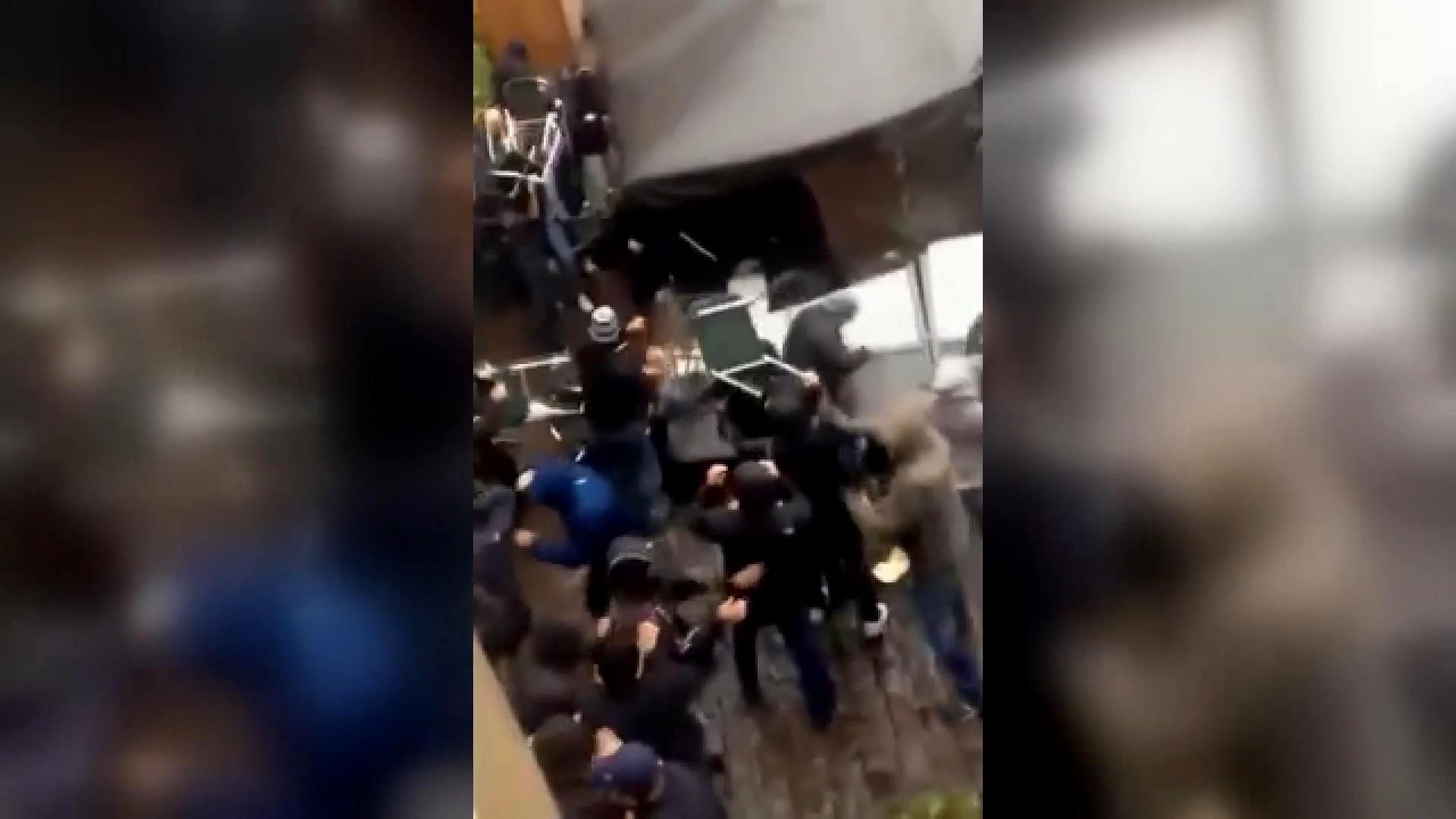 Літали стільці та велосипеди: в Англії футбольні фани влаштували масштабну бійку Літали стільці та велосипеди: в Англії футбольні фани влаштували масштабну бійку