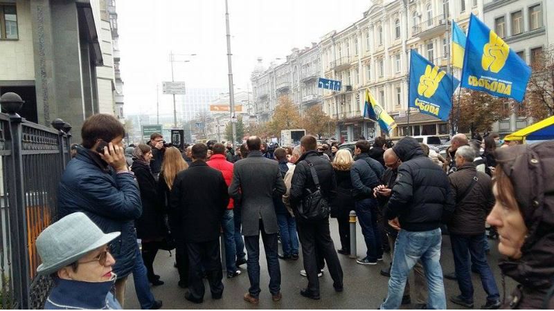 Конституційний суд взявся за "люстраційний пакет": активісти протестують 