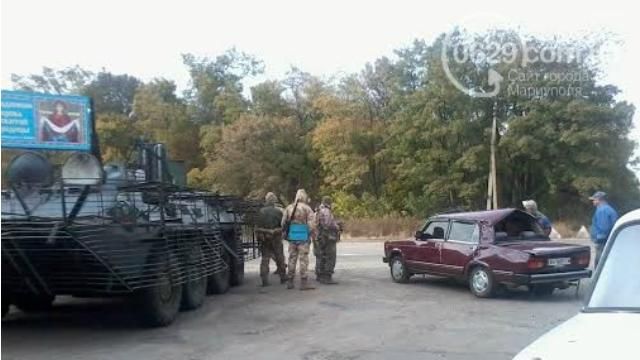 Военный БТР врезался в легковушку под Мариуполем