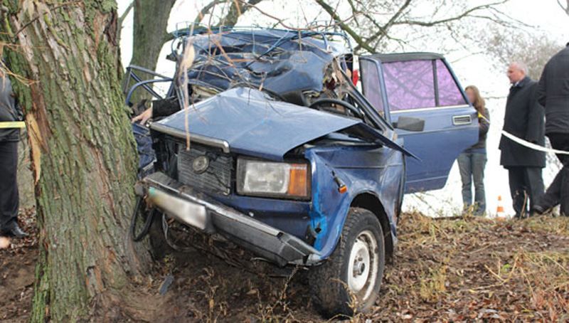 Переповнену машину знищило зіткнення з деревом: вижив лише водій (Фото 18+)