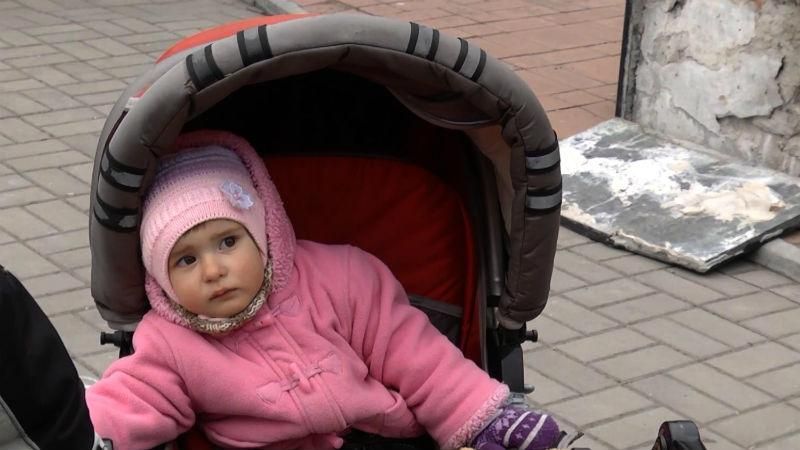 На двухлетнюю девочку упала мемориальная плита в Сумах