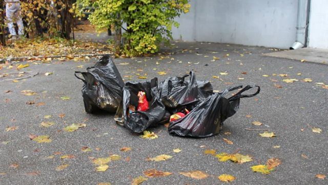 Цукерки замість грошей: у Києві виборців підкуповують солодощами