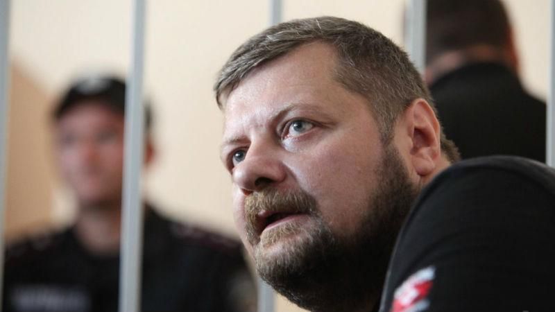 Сумасшедший Мосийчук осыпал прокуроров оскорблениями и порвал документы