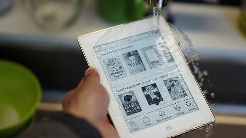 iPhone навчили ставати на "ноги", а електронну книгу — працювати під водою iPhone навчили ставати на "ноги", а електронну книгу — працювати під водою