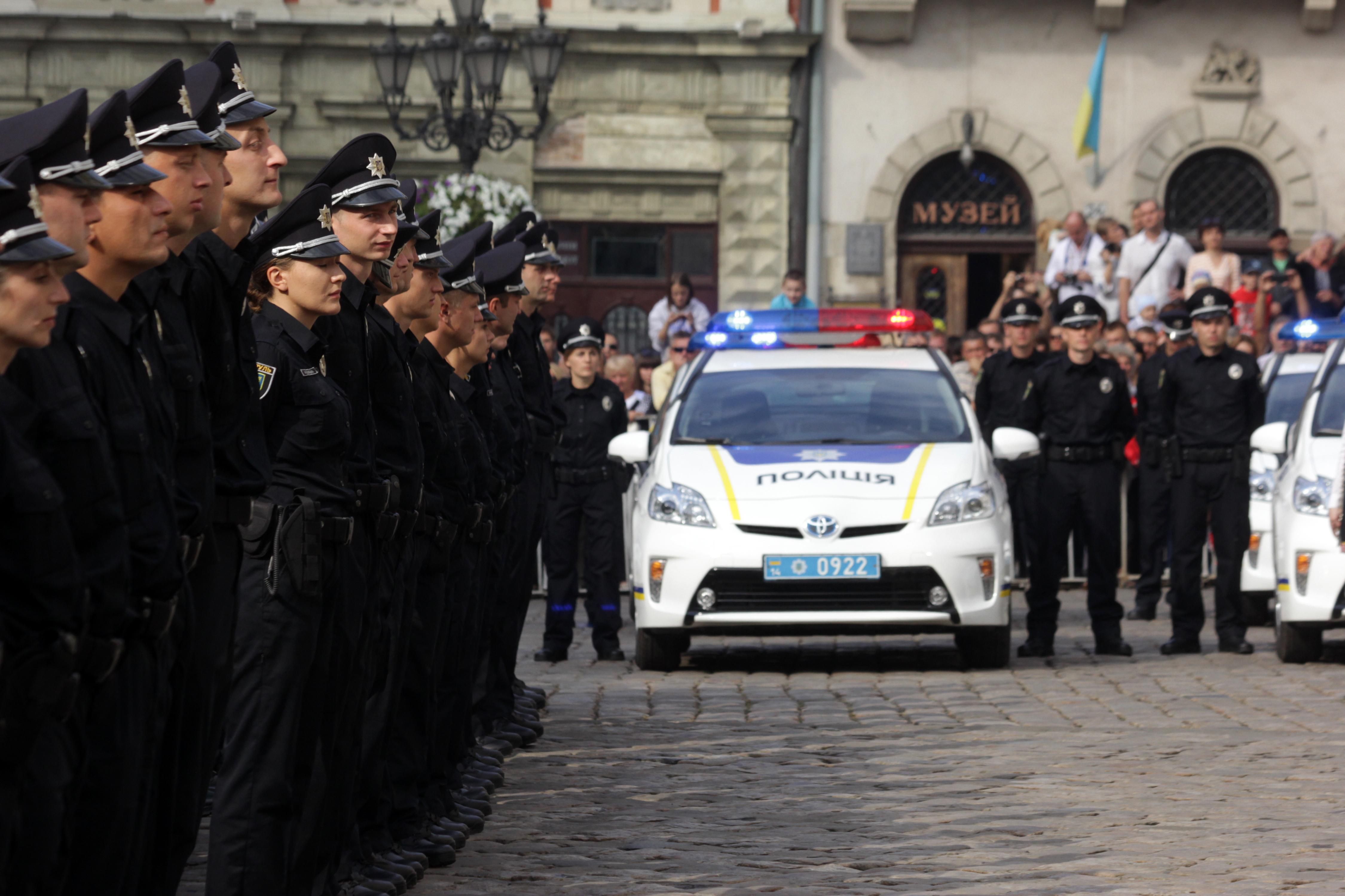 Новим поліцейським нові погони: квіти замість радянських зірок Новим поліцейським нові погони: квіти замість радянських зірок