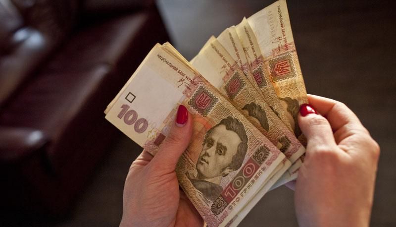 Гривна ощутимо обвалилась перед местными выборами Гривна ощутимо обвалилась перед местными выборами