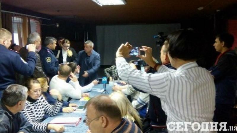 На Мариупольском избиркоме опять драка На Мариупольском избиркоме опять драка